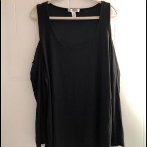 🌷Cold shoulder black top